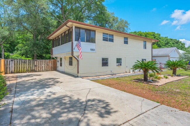 Building Photo - 1002 High Grove Ct