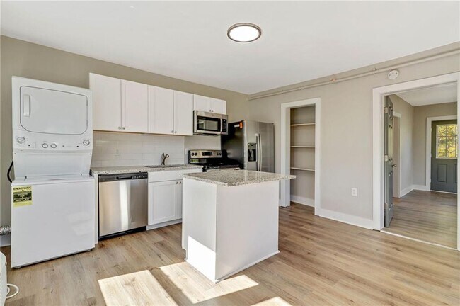 Building Photo - 907 Maple Ave SW