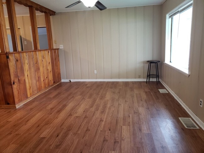 Foto del edificio - 3 bd 1 ba Crest Hill fenced yard