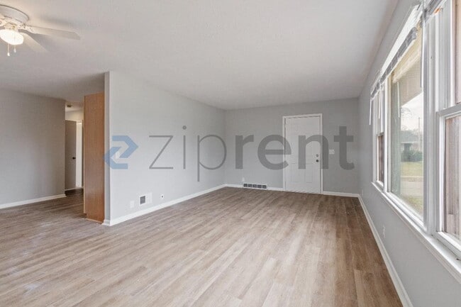 Building Photo - Unit