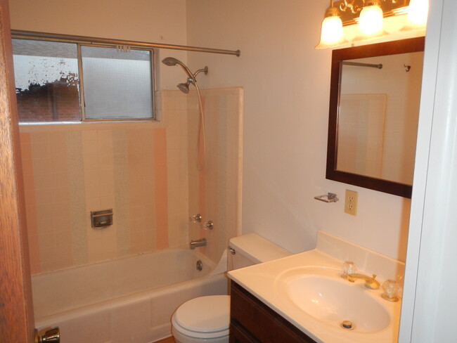 Bathroom - 190 W 800 S