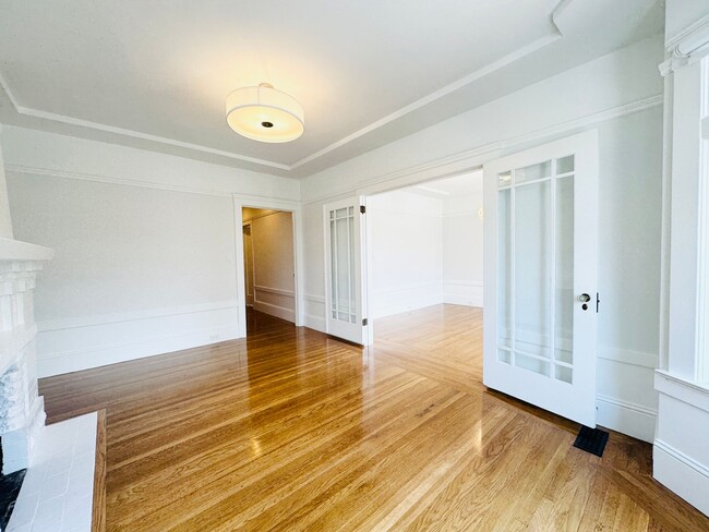 Building Photo - Bernal/Mission/Noe: Updated Flat w/ Shared...