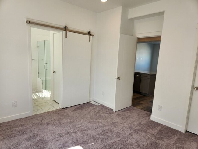 Building Photo - Like New Townhome in Silver Creek Village ...