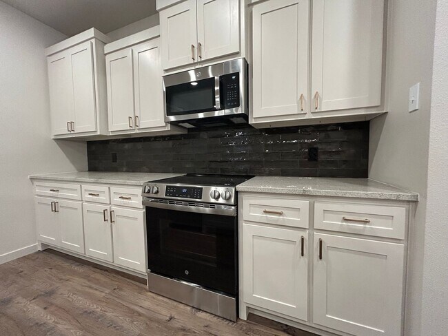 Foto del edificio - New Luxurious Townhome Located In Abbey Gl...
