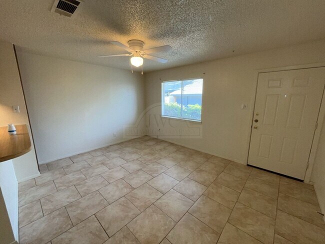 Foto del edificio - 2210 Silverway Dr