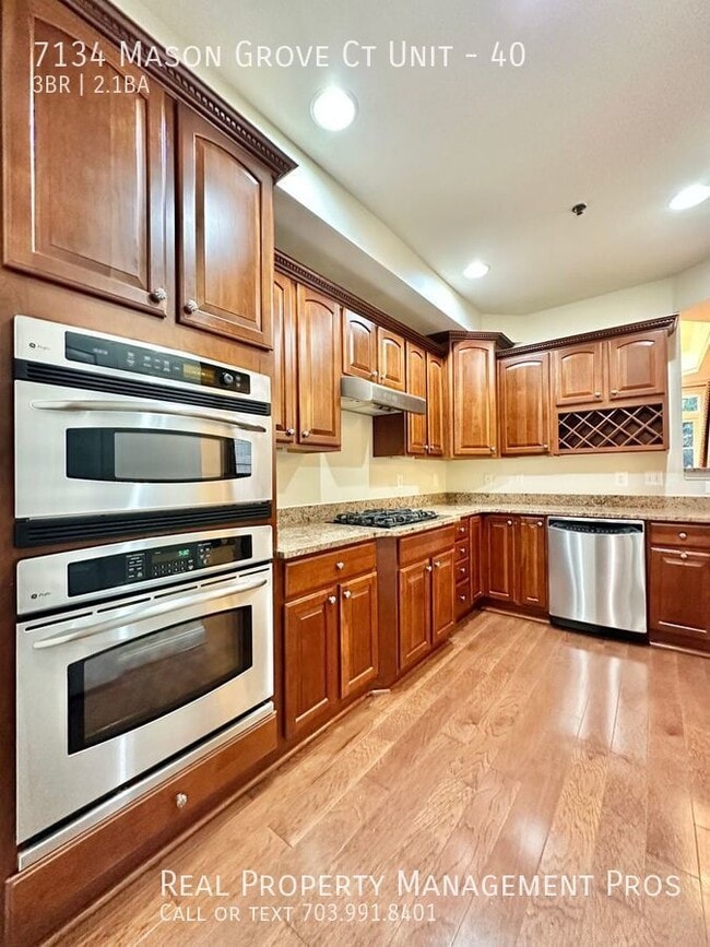 Building Photo - STUNNING THREE LEVEL THREE BED 2.5 BATH TO...