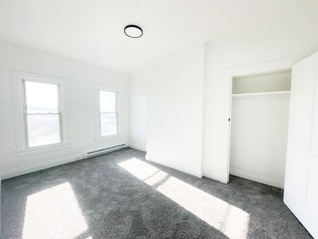 Foto del edificio - AVAILABLE June - Beautifully RENOVATED 3 B...