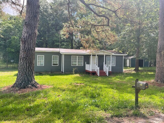 Building Photo - Lake front property