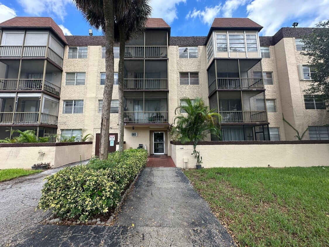 Foto principal - 7300 NW 17th St