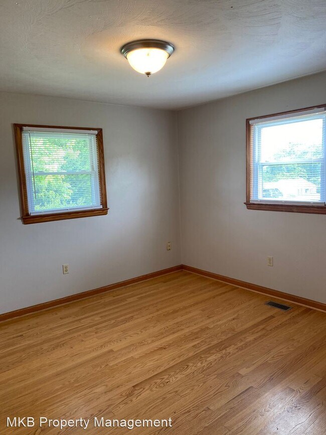 Building Photo - 802 Oakview Dr