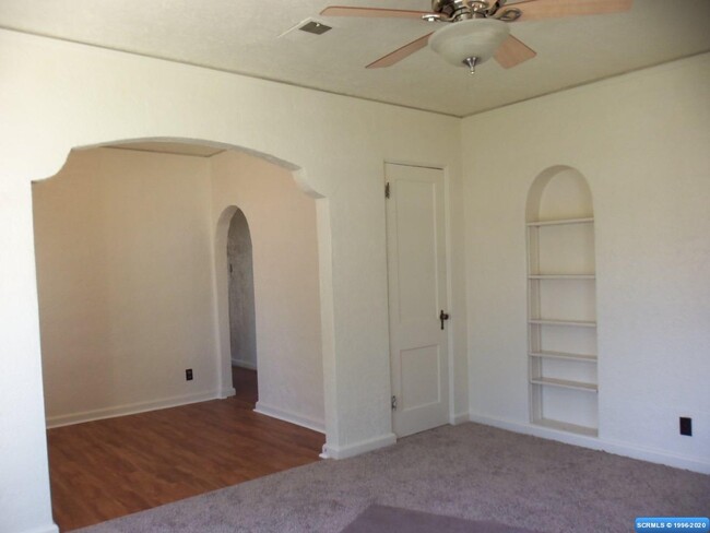 Building Photo - 807 W College Ave