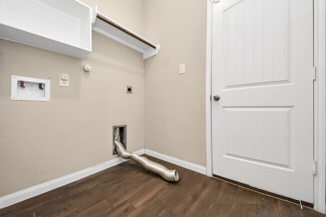 Foto del edificio - 17630 Holroyd Rd