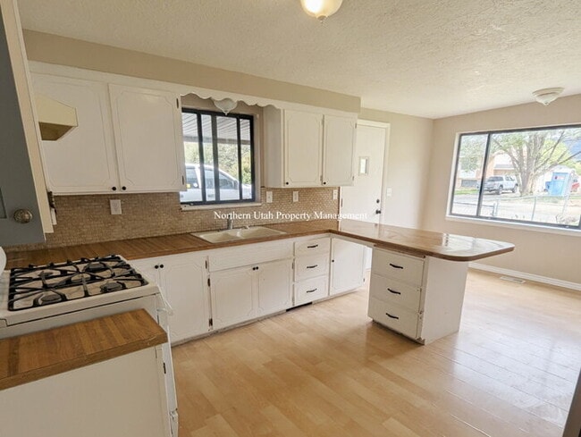 Building Photo - 2 bed 1 bath duplex