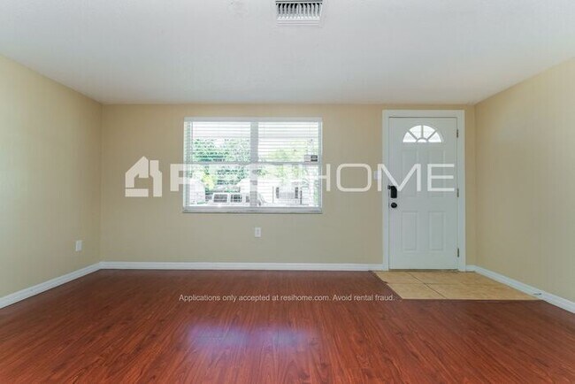 Building Photo - 7700 Farmlawn Dr