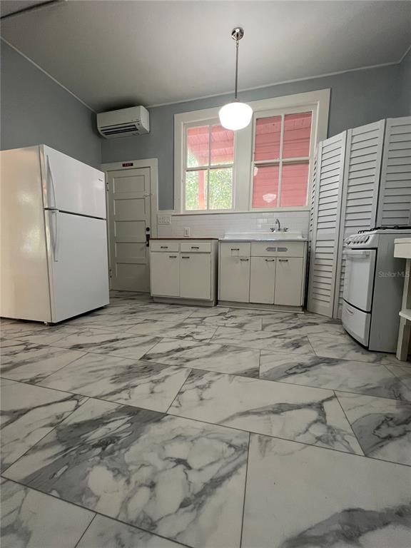 Building Photo - 414 NE 5th Ave