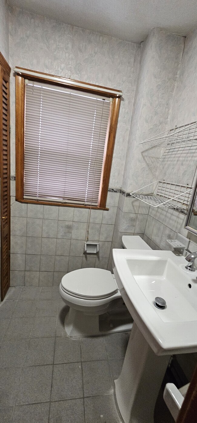 Foto del edificio - 75 Endicott Ave