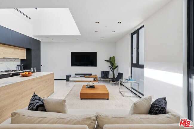 Foto del edificio - 1253 N Sweetzer Ave