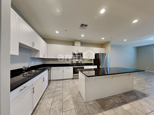 Foto del edificio - 2562 N Heritage St