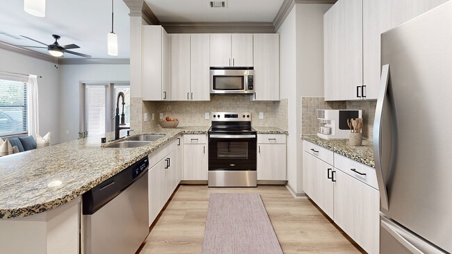 Cocina recientemente renovada con electrodomésticos de acero inoxidable. - Avenues at Craig Ranch Apartments