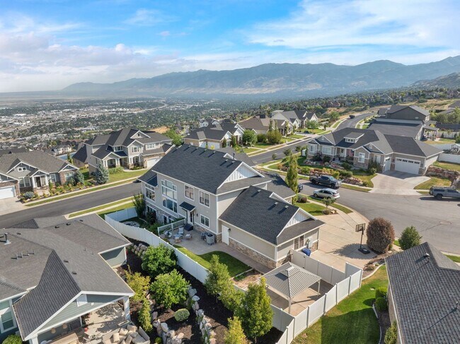Foto del edificio - Luxury North Salt Lake Home with Mountain Views, Office & Fully Fenced Yard