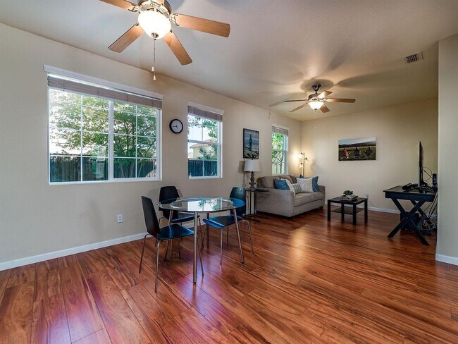 Building Photo - Beautiful Enclave updated unit!