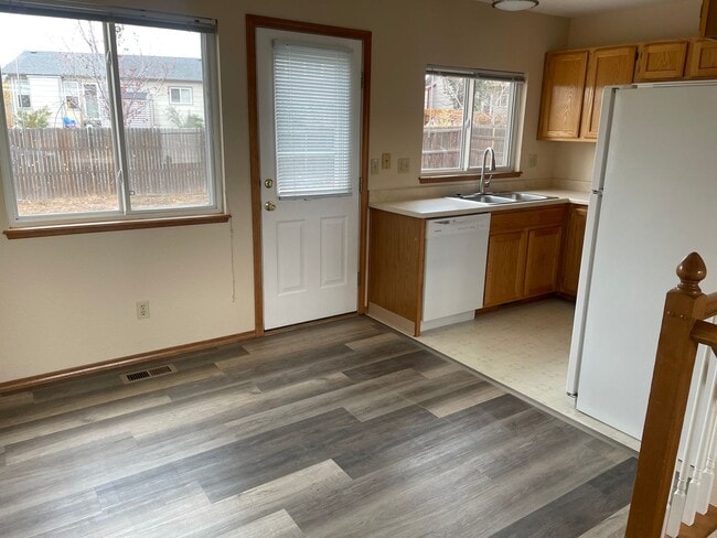 Building Photo - CHARMING 2BD RANCHER in SUNDOWN NEIGHBORHOOD - Security Deposit Waiver Available