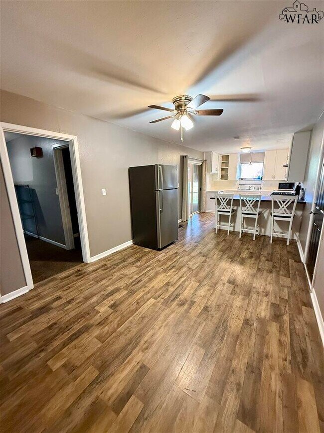 Building Photo - 1210 Clover Dr