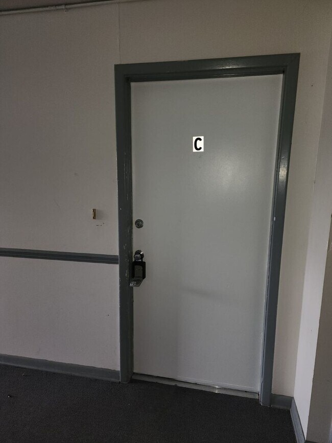 Foto del edificio - Now Available!