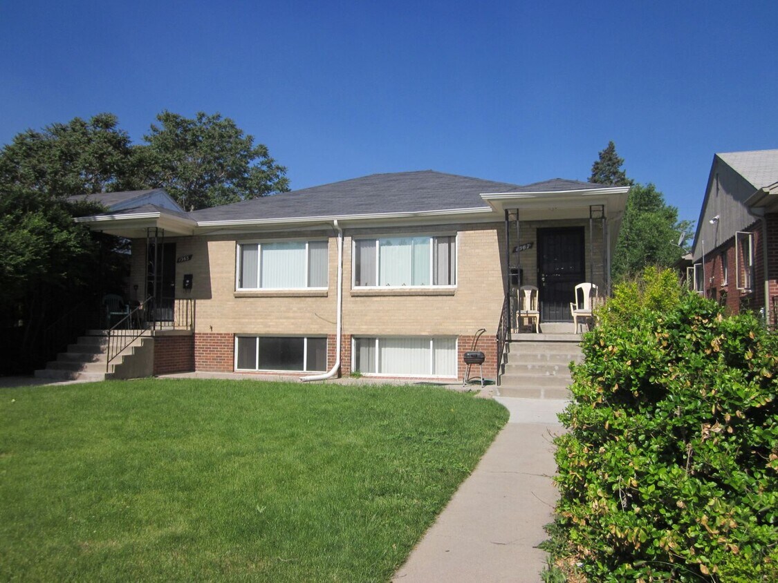 Building Photo - 2 bed 1 bath upper unit laundry included!