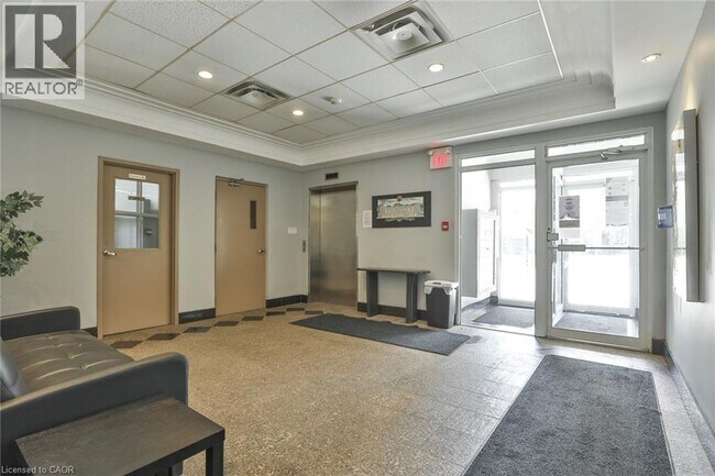 Photo du bâtiment - 400 York Blvd