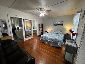 Building Photo - 3046 E Vista St