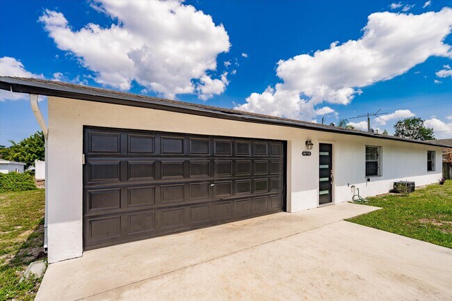 Building Photo - 160 Marie Dr