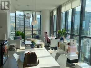 Building Photo - 101 Charles St E
