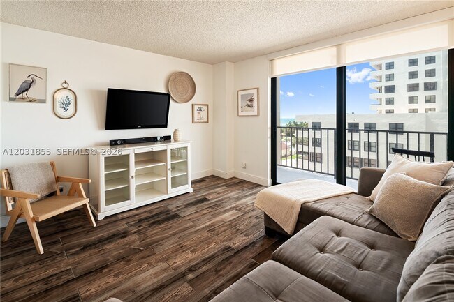 Building Photo - 2625 Collins Ave
