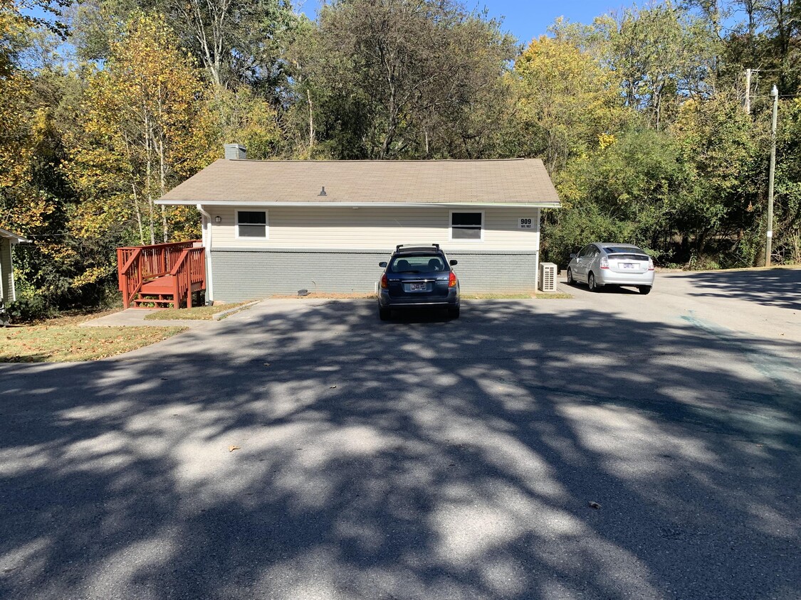 Primary Photo - 909 E Red Bud Rd