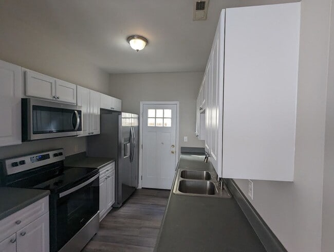 Building Photo - 3 BEDROOM, 2 BATH in HUNTERSVILLE