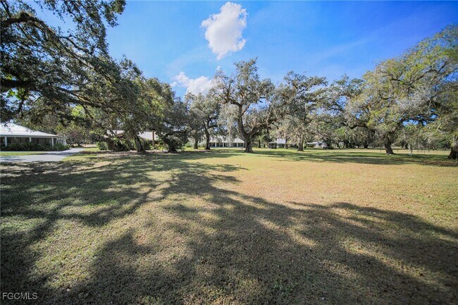 Foto del edificio - 1250 Riverbend Dr