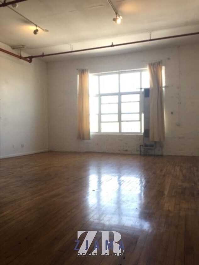 Foto del edificio - 385 Troutman St