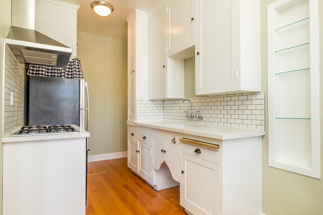 Foto del edificio - Charming Corner Unit One Bedroom! Large Pa...