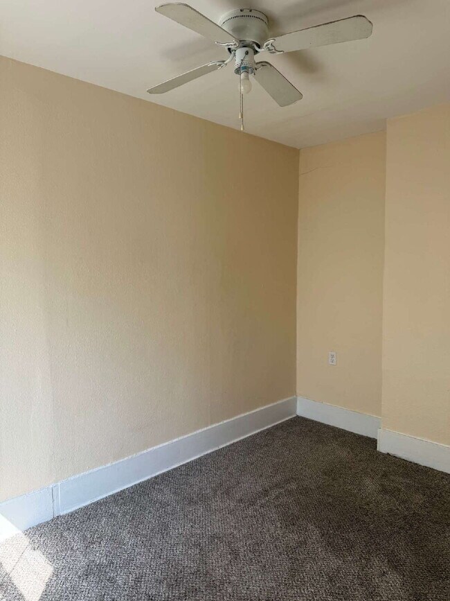 Foto del edificio - 1 Bedroom plus a Den, Close to SAC and Ala...