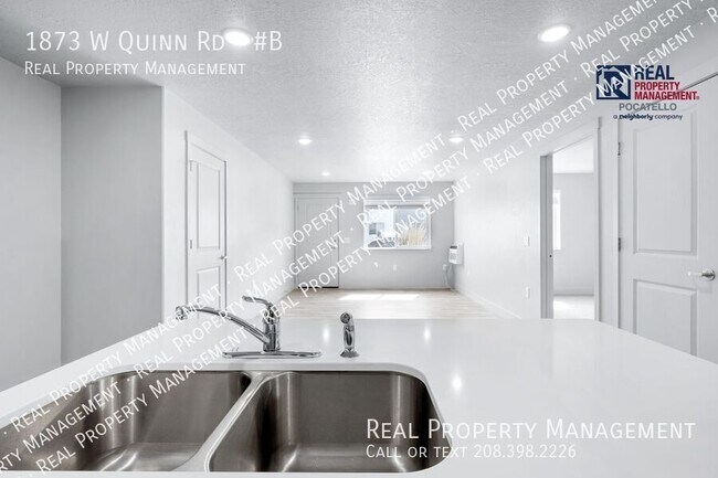 Building Photo - 3 Bedroom 1 Bath Apartment