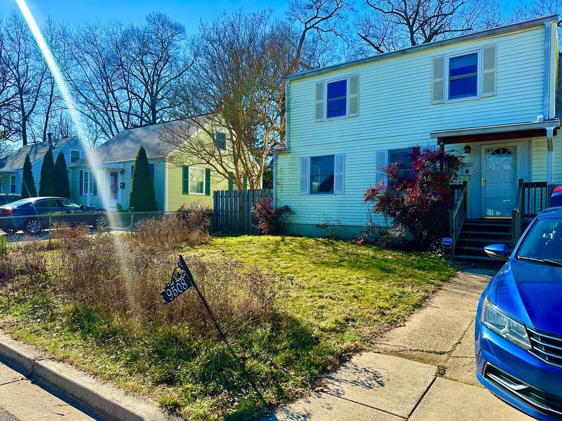 Foto principal - 4 Bed + 2 Bath - Screened in Porch! Pets W...