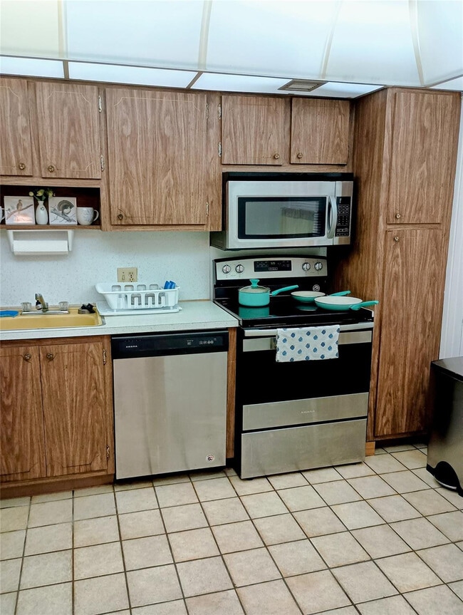 Building Photo - 3200 N Palm Aire Dr