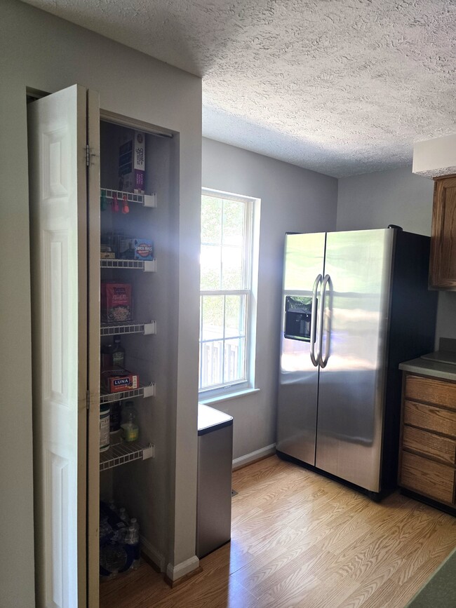 Building Photo - 5586 Talbot Ct