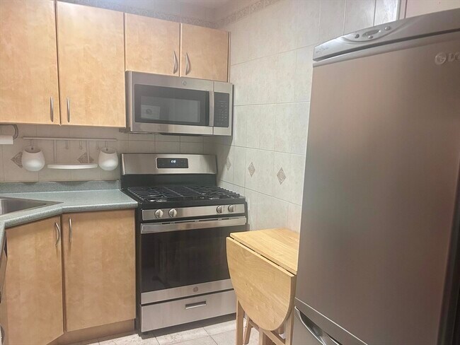 Building Photo - 140 Kenrick St