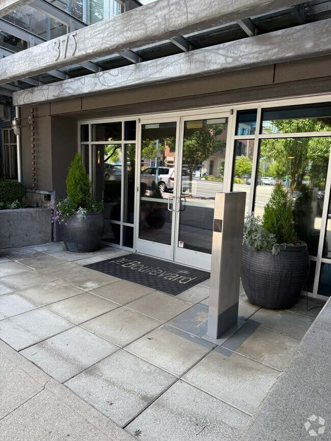 Building Photo - 375 Kirkland Ave