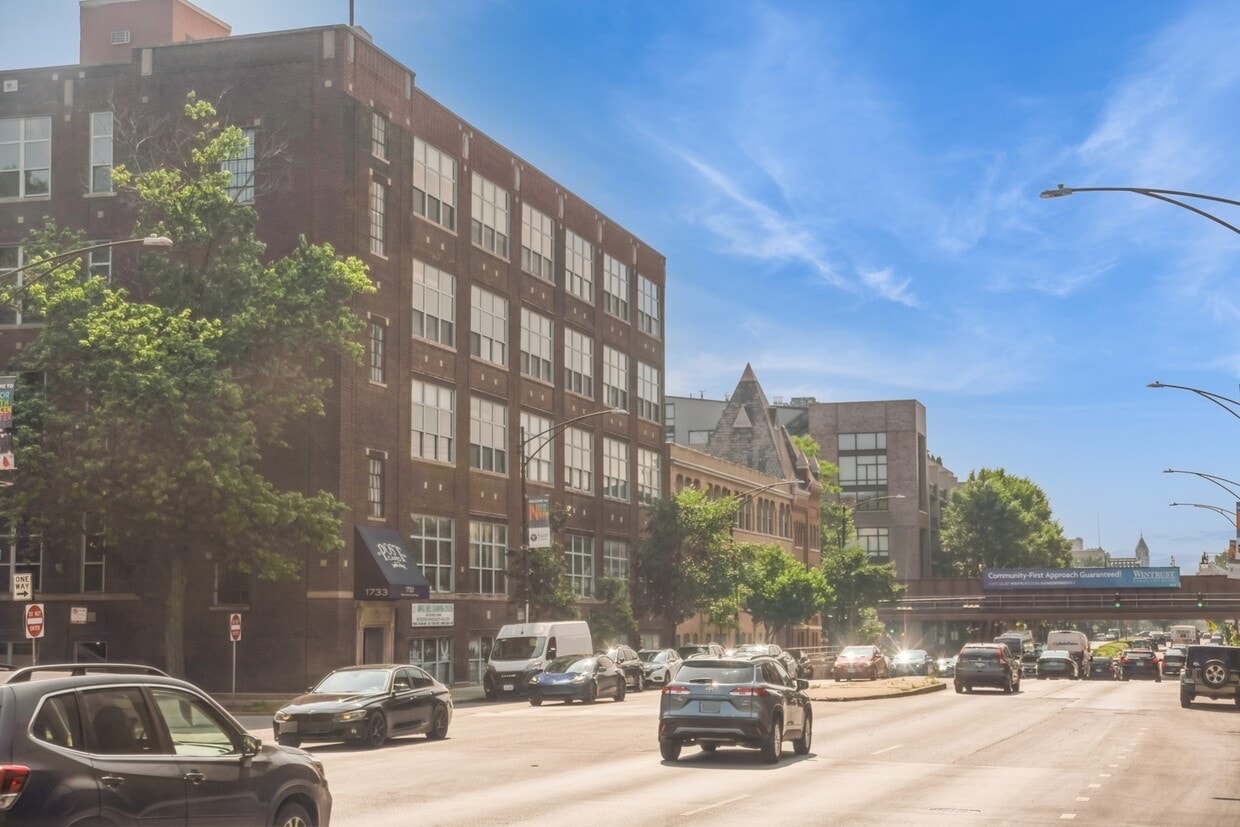 Primary Photo - 1733 W Irving Park Rd