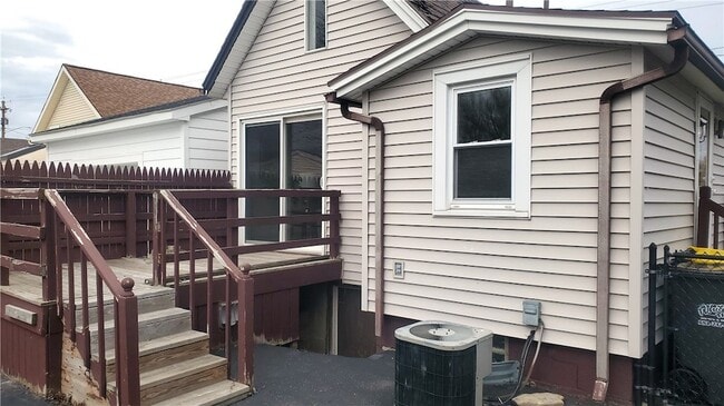 Building Photo - 2331 Edgemere Dr