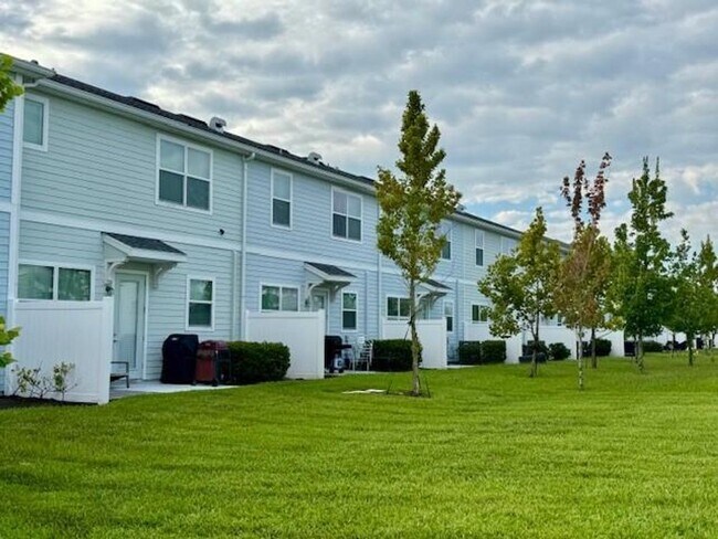 Foto del edificio - For Rent 3/2.5 townhome 2 Car Garage in Storey Lake,
