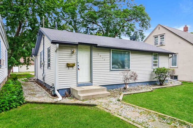 Building Photo - WINTER SPECIAL!! Comfortable, 2 Bed, 1 Bat...